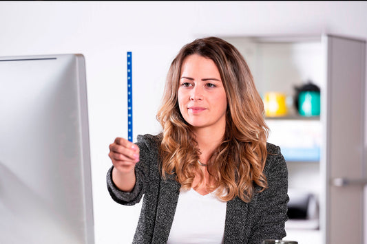 Frau beim Visualtraining mit dem ARTZT neuro Vision Stick