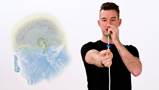Neuroathletiktrainer Kevin Grafen beim Sehtest mit einem ARTZT neuro Brock String
