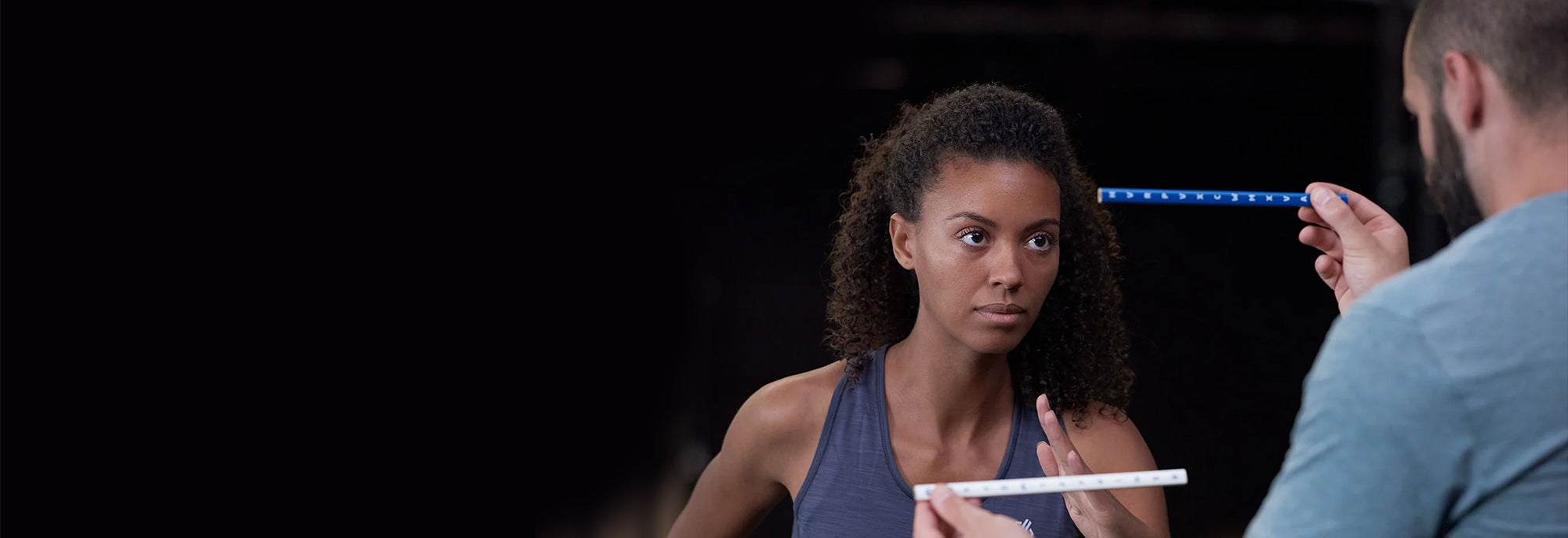 Frau beim Neuroathletiktraining mit ARTZT neuro Vision Sticks