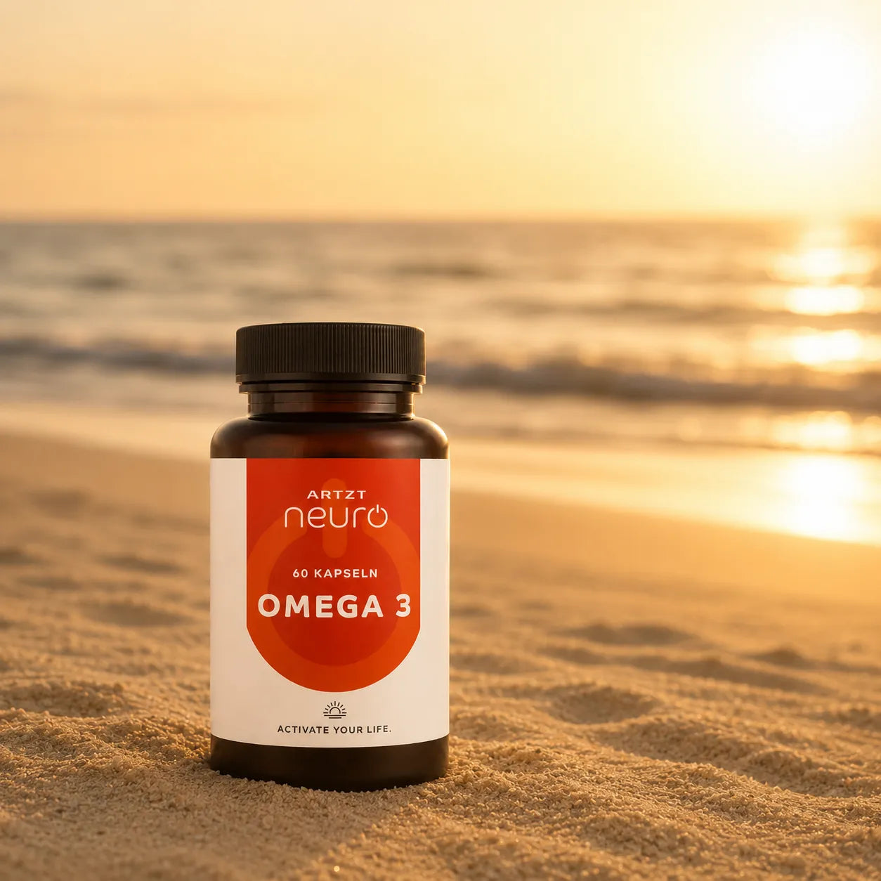 ARTZT neuro Omega 3 Algenöl Kapseln – Nahrungsergänzungsmittel, Braunglasflasche mit 60 Kapseln im Sand am Strand bei Sonnenuntergang
