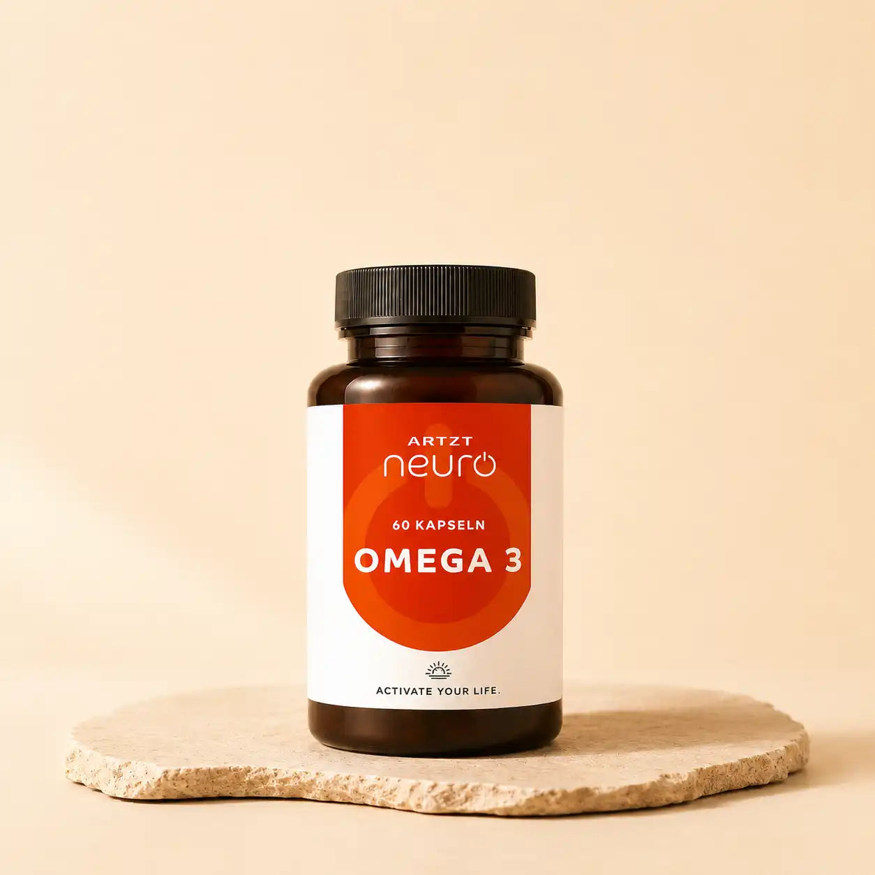 ARTZT neuro Omega 3 Kapseln – Nahrungsergänzungsmittel aus Algenöl, 60 Kapseln in Braunglasflasche auf Steinsockel, warmer beiger Hintergrund