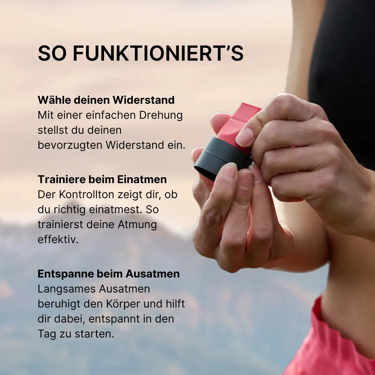 Detailaufnahme von Händen, die den ARTZT neuro Atemtrainer halten und durch Drehen den Widerstand einstellen; das rote Mundstück und der schwarze Regler sind gut sichtbar, daneben erklärender Text zur Anwendung beim Ein- und Ausatmen. SET-1016, SET-10220, SET-1021