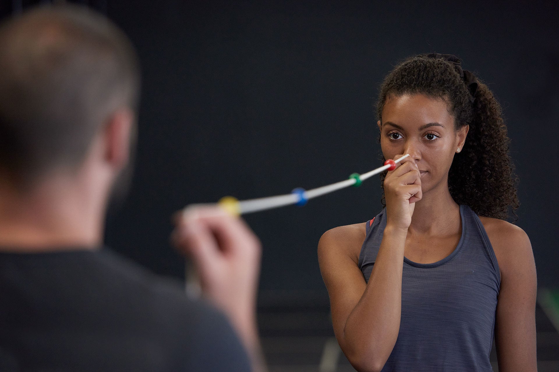 Frau beim Neuroathletiktraining mit dem ARTZT neuro Brock String