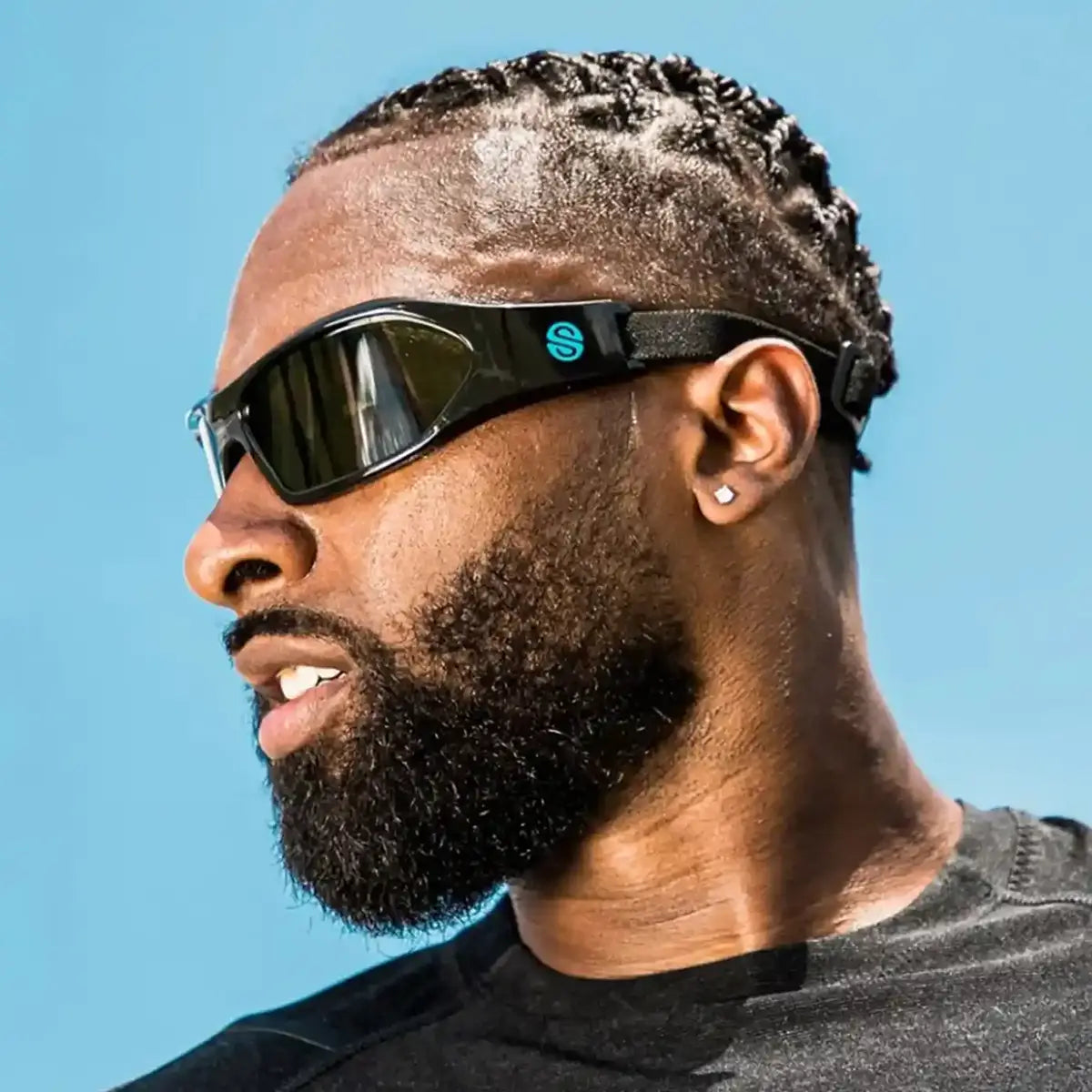 Nahaufnahme eines Mannes, der nach rechts schaut und eine Senaptec Strobe Strobobrille trägt.