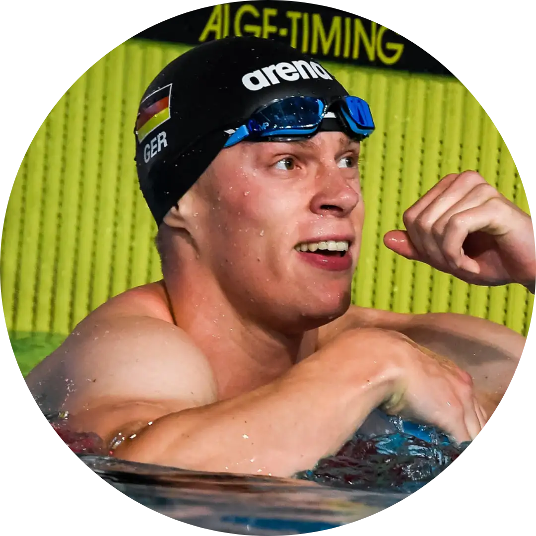 Rundes Portrait von Leistungsschwimmer Tim Brang im Wasser.