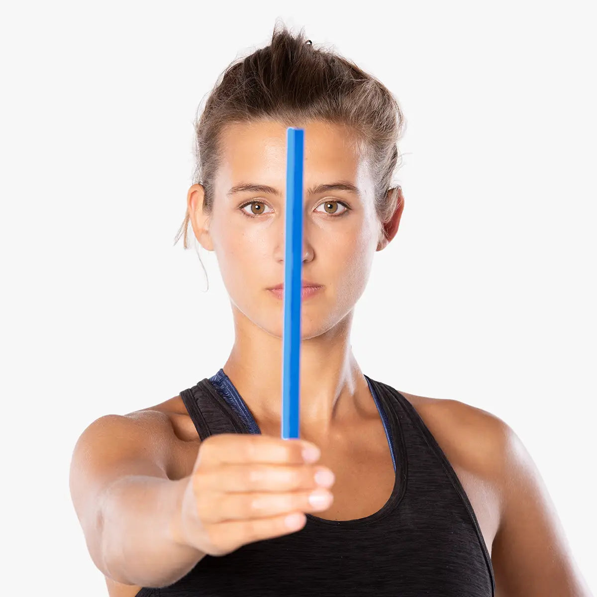 Eine Frau vor hellgrauem Hintergrund hält mit der ausgestreckten rechten Hand einen blauen Stift vor ihr Gesicht.