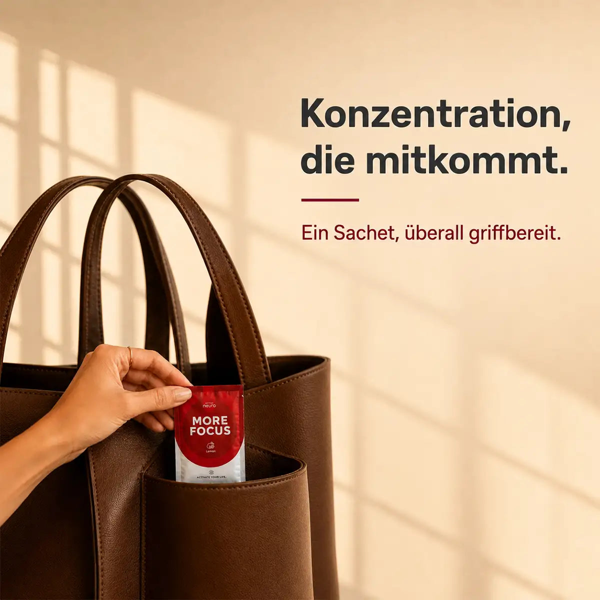 More Focus Sachet von ARTZT neuro – Hand steckt Nootropikum-Sachet in braune Ledertasche, Headline 'Konzentration, die mitkommt' für Fokus unterwegs.