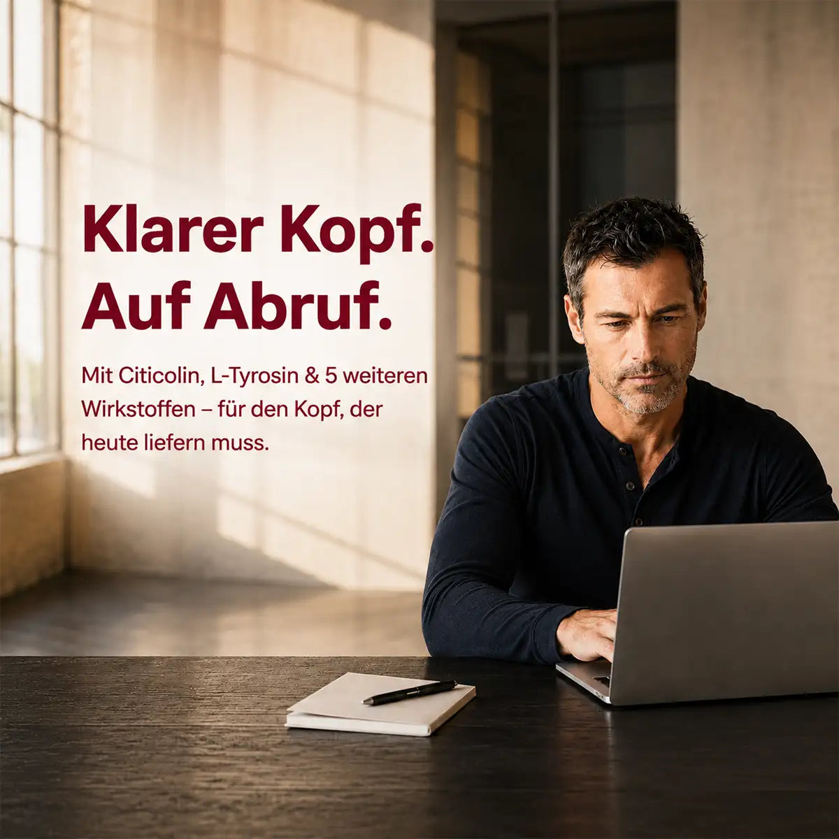 More Focus Nootropikum von ARTZT neuro – Mann arbeitet konzentriert am Laptop, Headline 'Klarer Kopf. Auf Abruf.' mit Citicolin und L-Tyrosin für Fokus im Arbeitsalltag.
