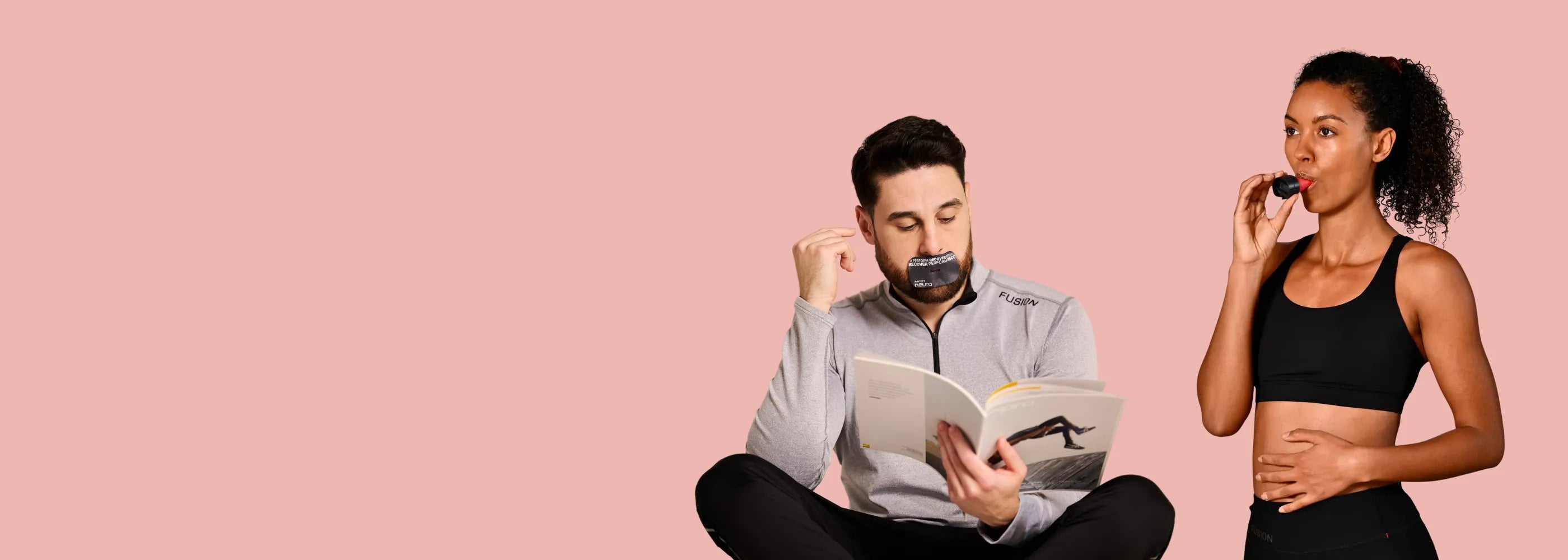 Zwei Personen vor rosafarbenem Hintergrund: Ein Mann sitzt mit Buch und trägt Mouth Tape Recovery auf dem Mund, eine Frau im Sporttop nutzt einen Atemtrainer; Darstellung verschiedener ARTZT neuro Holistic Health Produkte zur Atemregulation.