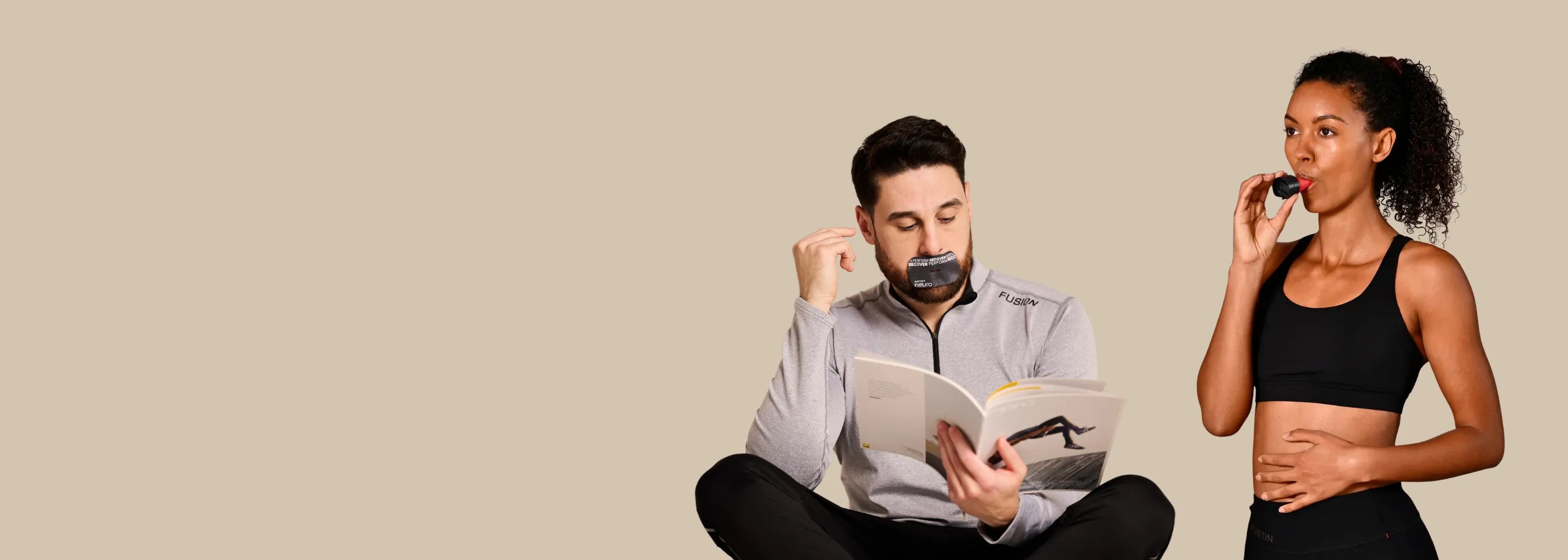 Zwei Personen vor rosafarbenem Hintergrund: Ein Mann sitzt mit Buch und trägt Mouth Tape Recovery auf dem Mund, eine Frau im Sporttop nutzt einen Atemtrainer; Darstellung verschiedener ARTZT neuro Holistic Health Produkte zur Atemregulation.