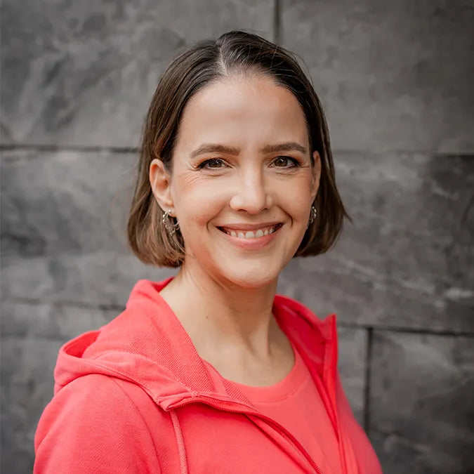 Portrait von Magdalena Schauenberg vor einer grauen Steinwand
