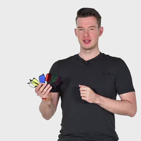 Ein Mann vor weißem Hintergrund hält vier Farbbrillen in der rechten Hand.