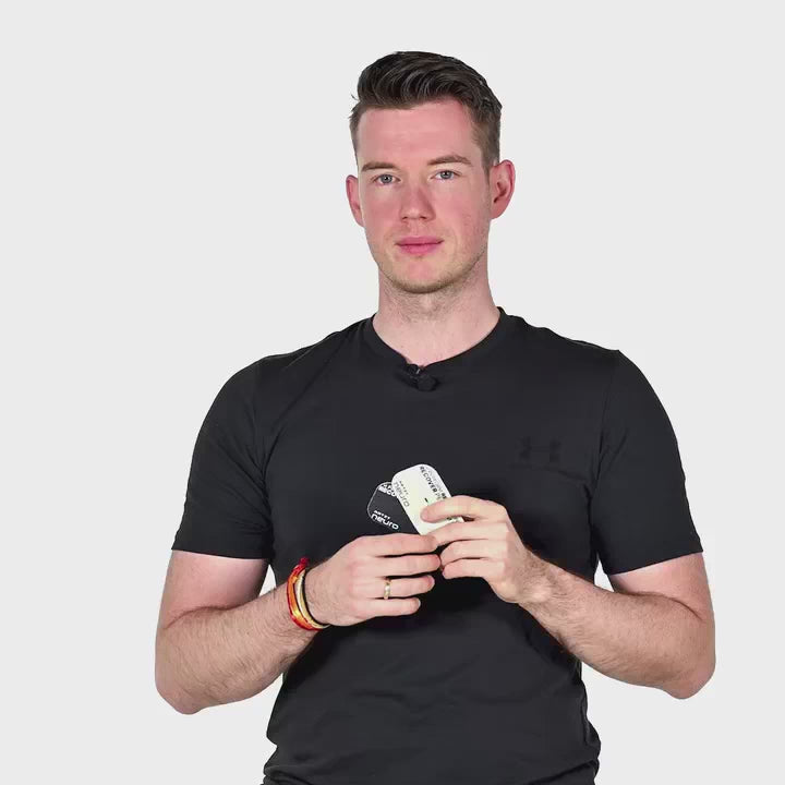 Ein Mann steh vor weißem Hintergrund und hält zwei Mouth Tapes in beiden Händen.