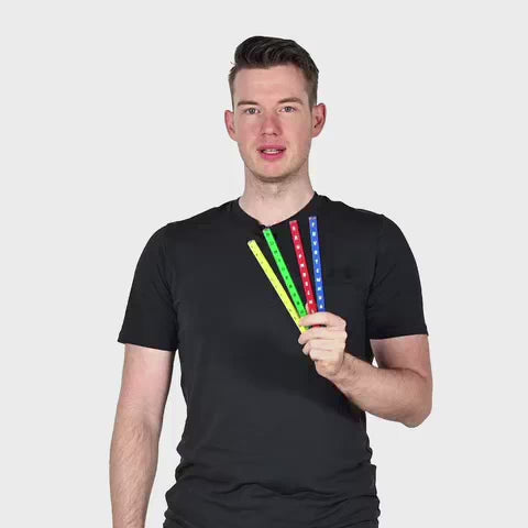 Ein Mann vor weißem Hintergrund hält vier ARTZT neuro Vision Sticks in der linken Hand.