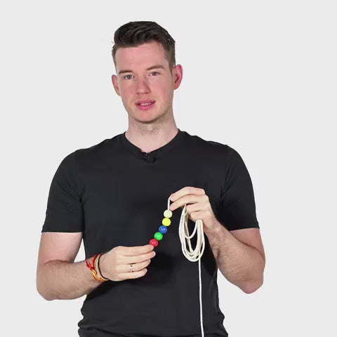 Ein Mann vor weißem Hintergrund hält eine ARTZT neuro Brock Schnur in beiden Händen.