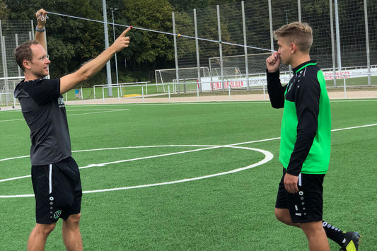 Athletiktrainer Dominik Suslik beim neurozentrierten Fußballtraining mit einem ARTZT neuro Brock String