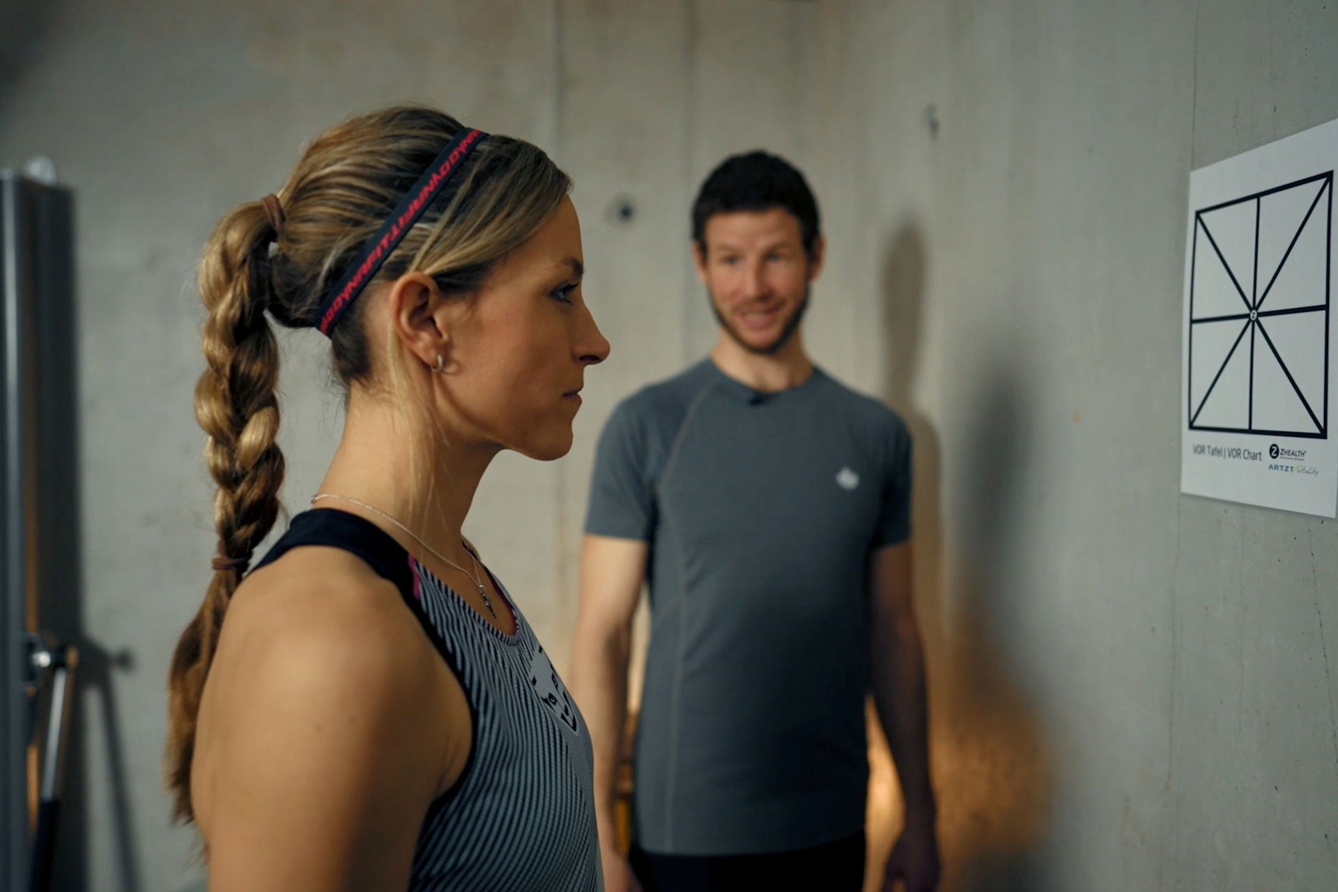 Extremsportlerin Gela Allman beim Neuroathletiktraining mit ARTZT neuro Vision Charts