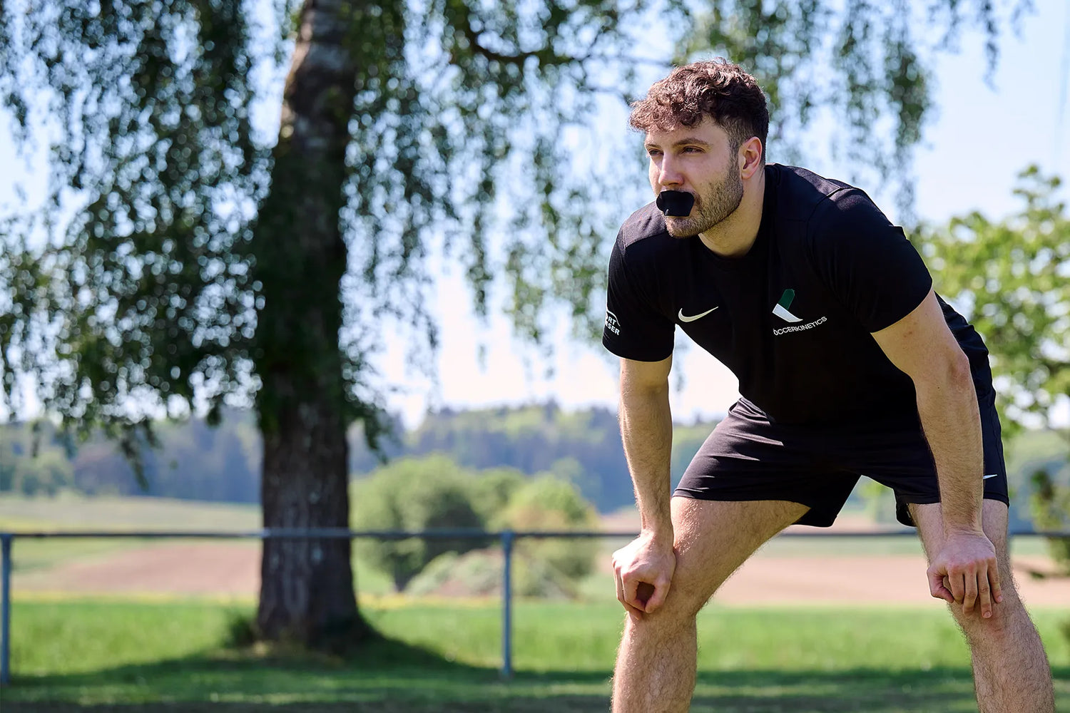 Fußballer trägt ein ARTZT neuro Mouth Tape, um die richtige Atmung im Sport zu trainieren.
