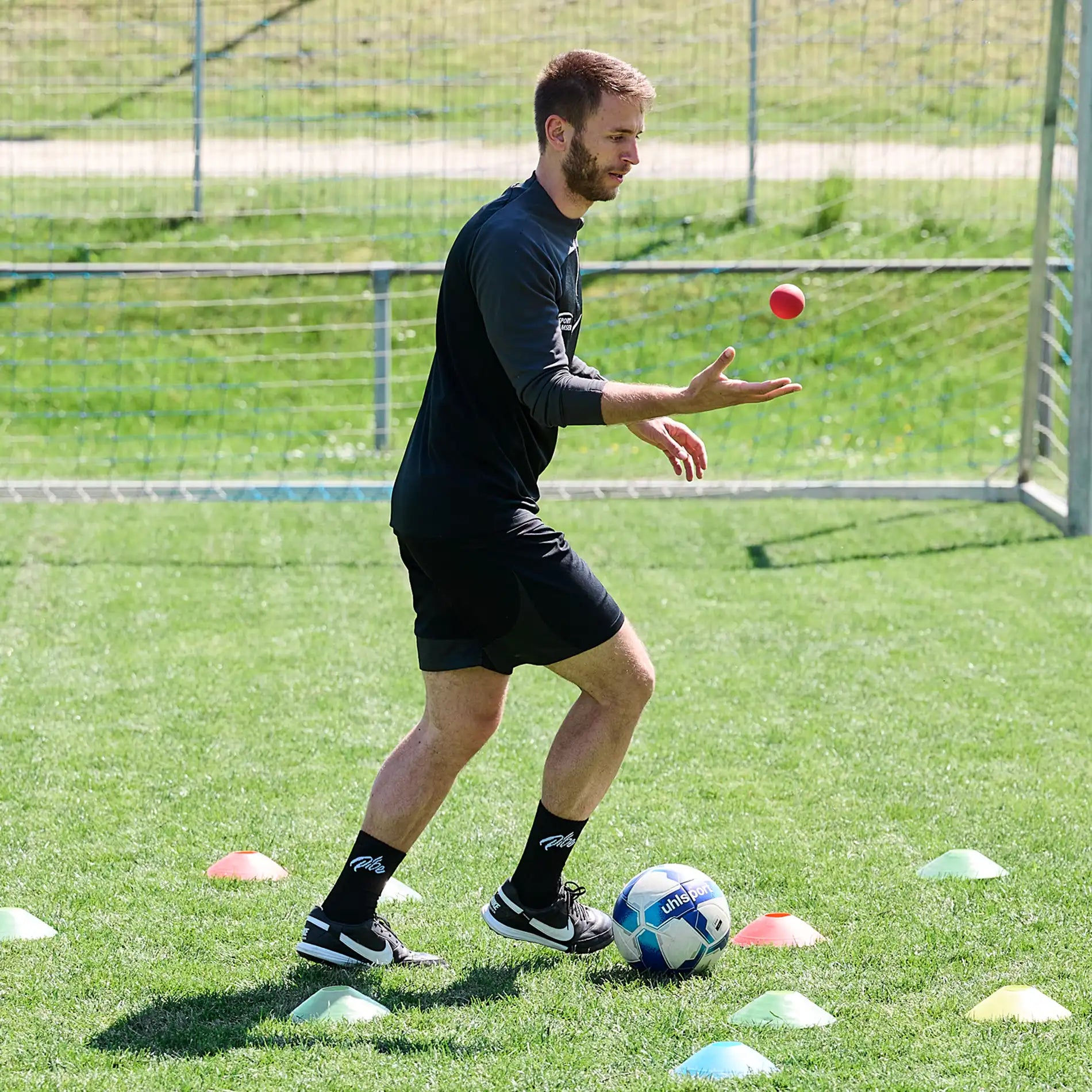 ARTZT neuro BrainBoost Ball – Reaktionsball für Neuroathletik: Simon Jans verfolgt den Ball mit dem Blick beim Fußballtraining