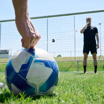 Zwei Fußballer beim neurozentrierten Fußballtraining mit einem Brock String aus dem ARTZT neuro Fußball Set.