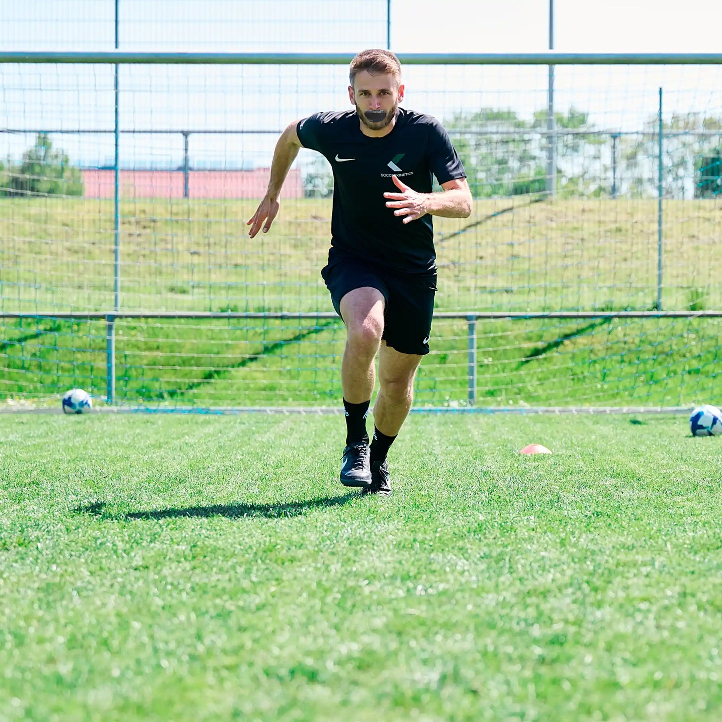 Mann beim Outdoor Fussballtraining mit dem ARTZT neuro Mouth Tape Performance