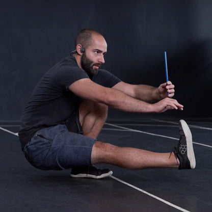 Mann beim Neuroathletik Training mit dem SoundVibe II Knochenschall Kopfhörer von ARTZT neuro