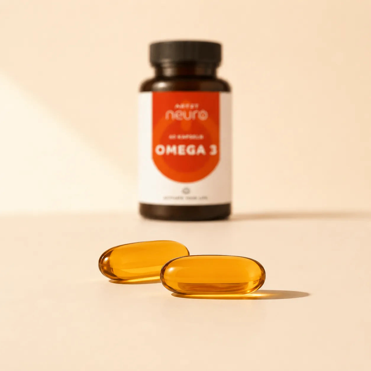 ARTZT neuro Omega 3 Kapseln – Nahrungsergänzungsmittel aus Algenöl, zwei goldene Softgelkapseln vor Braunglasflasche, 60 Kapseln, warmer beiger Hintergrund