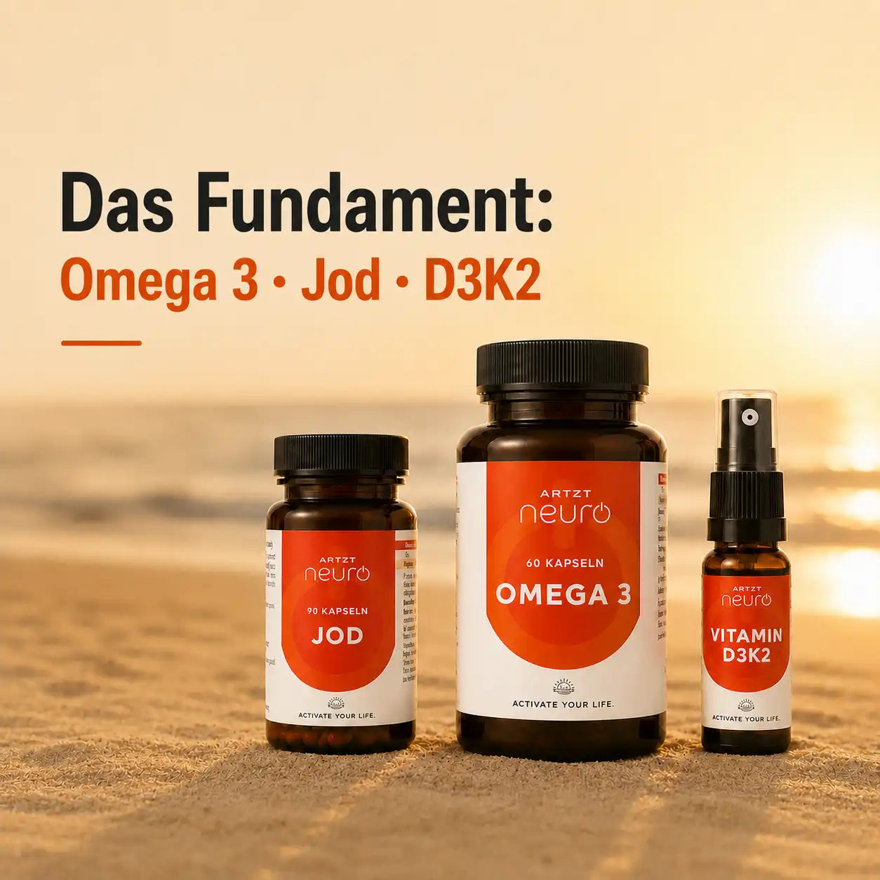 ARTZT neuro Supplement-Bundle am Strand bei Sonnenuntergang: Das Fundament – Omega 3 60 Kapseln, Jod 90 Kapseln und Vitamin D3K2 Spray nebeneinander im Sand