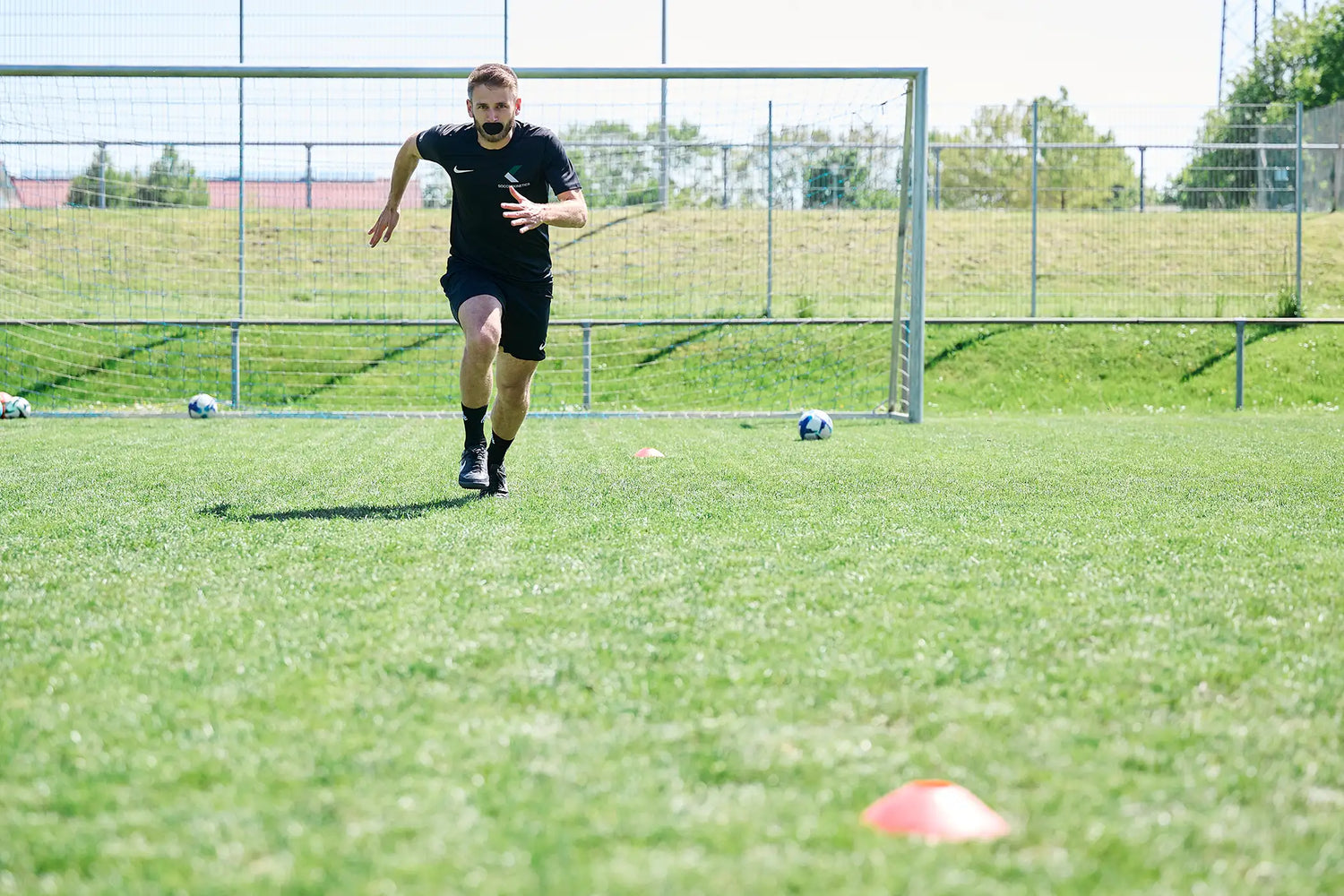 Fußballer mit Mouth Tape beim neurozentrierten Fußballtraining