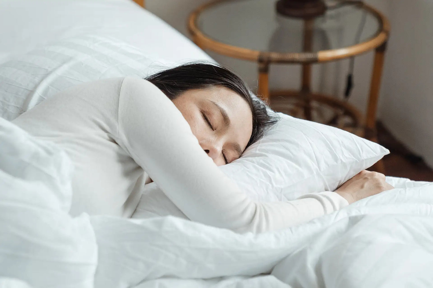 Frau liegt schlafend im Bett