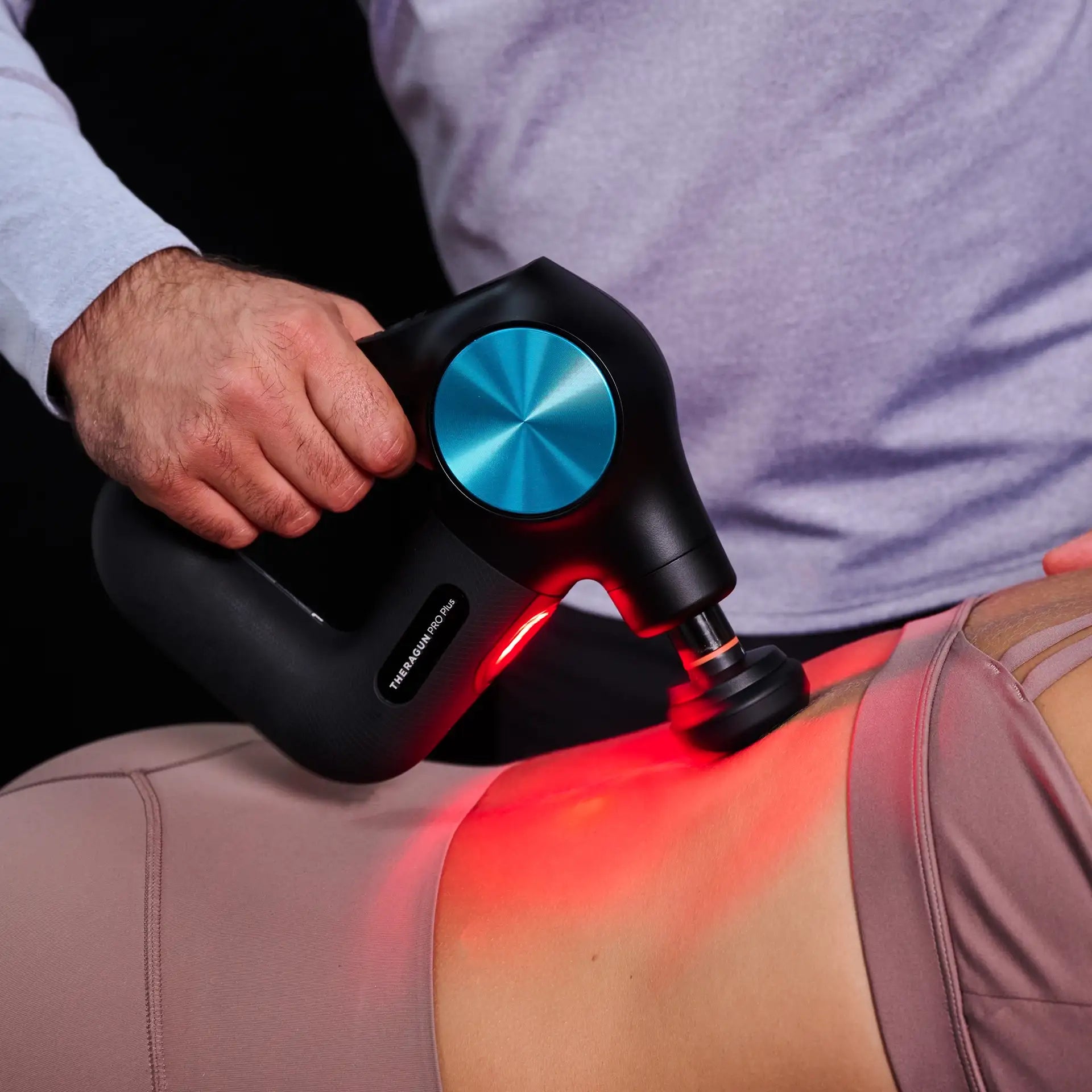 Behandlung mit der Theragun PRO Plus
