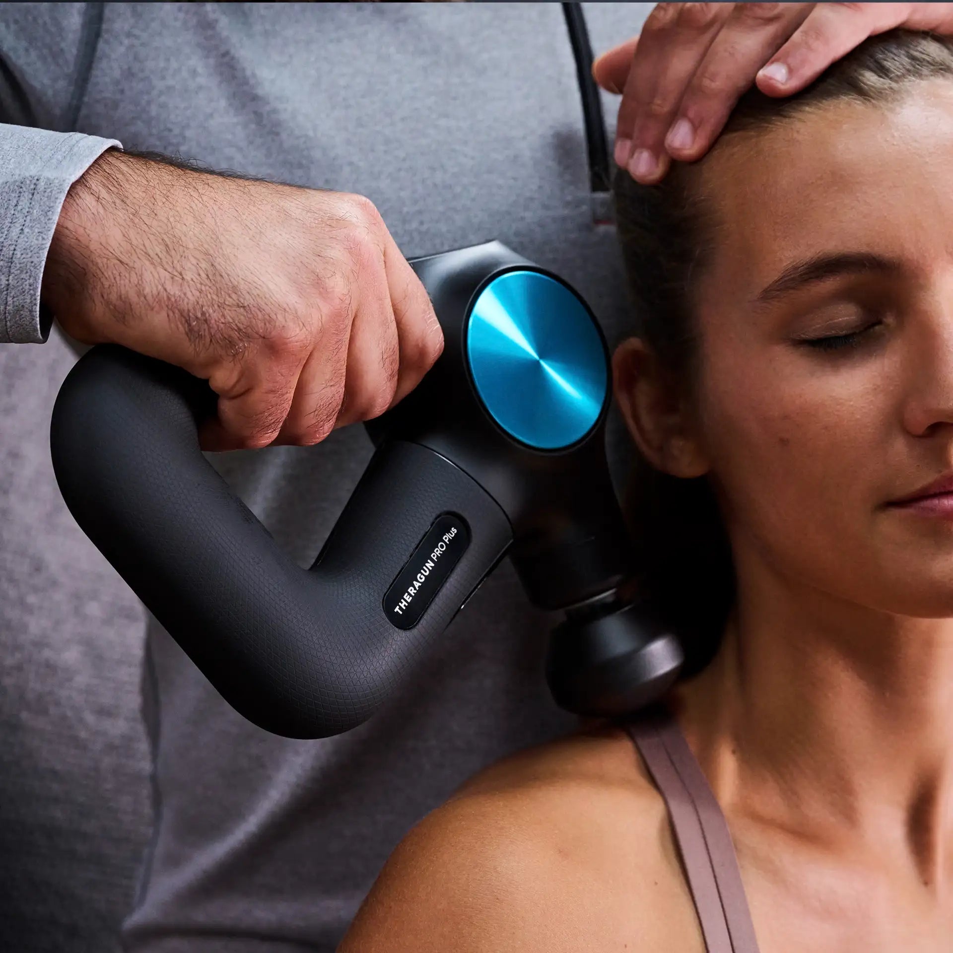 Behandlung mit der Theragun PRO Plus