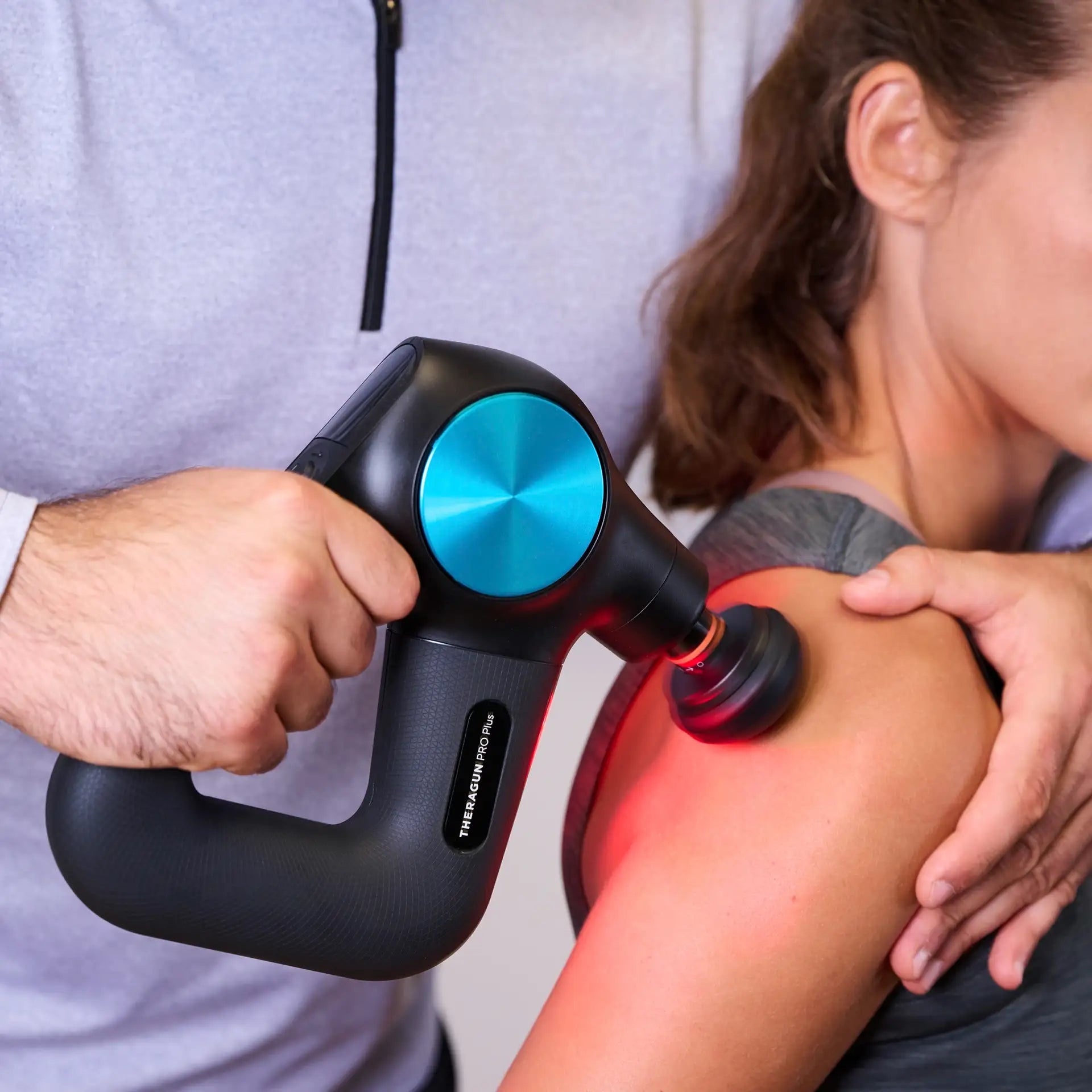 Behandlung mit der Theragun PRO Plus
