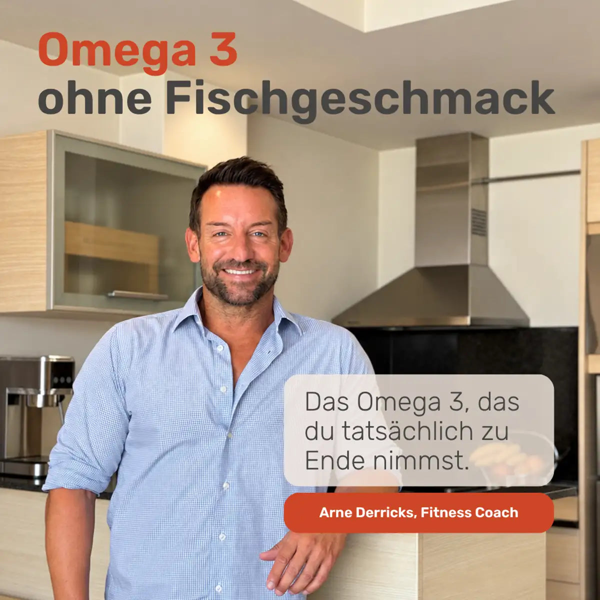 Fitness Coach Arne Derricks lächelt in einer modernen Küche. Dazu der Titel „Omega 3 ohne Fischgeschmack“ und sein Zitat: „Das Omega 3, das du tatsächlich zu Ende nimmst.“