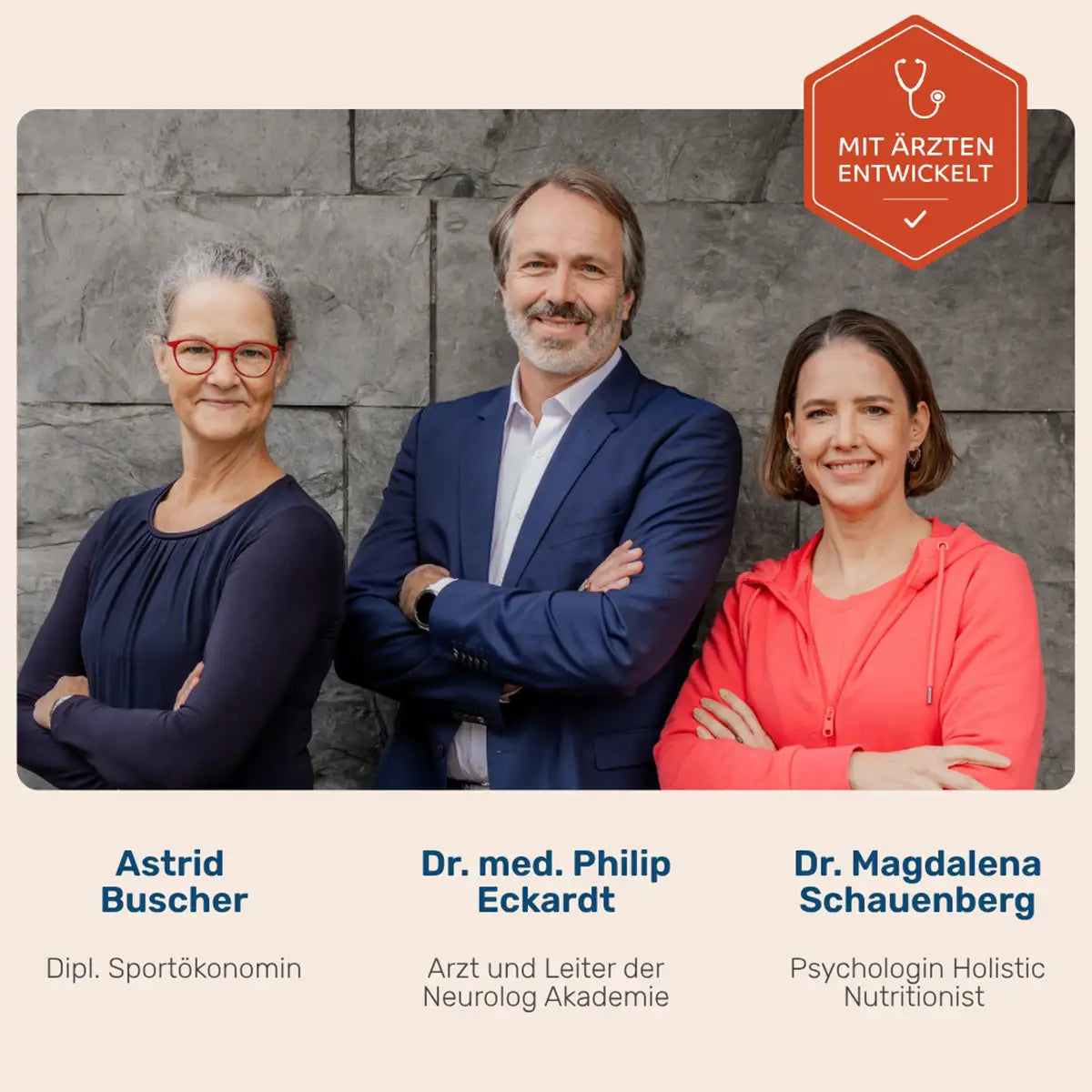 Das ARTZT neuro Team vor einer grauen Steinwand: Astrid Buscher, Dr. med. Philip Eckardt und Dr. Magdalena Schauenberg, dazu das Siegel „Mit Ärzten entwickelt“