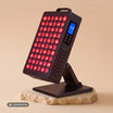 ARTZT neuro RED PULSE ONE Rotlichttherapie-Gerät auf Steinsockel vor hellem Hintergrund – Packshot mit Display und Bedienelementen (generiert mit KI)