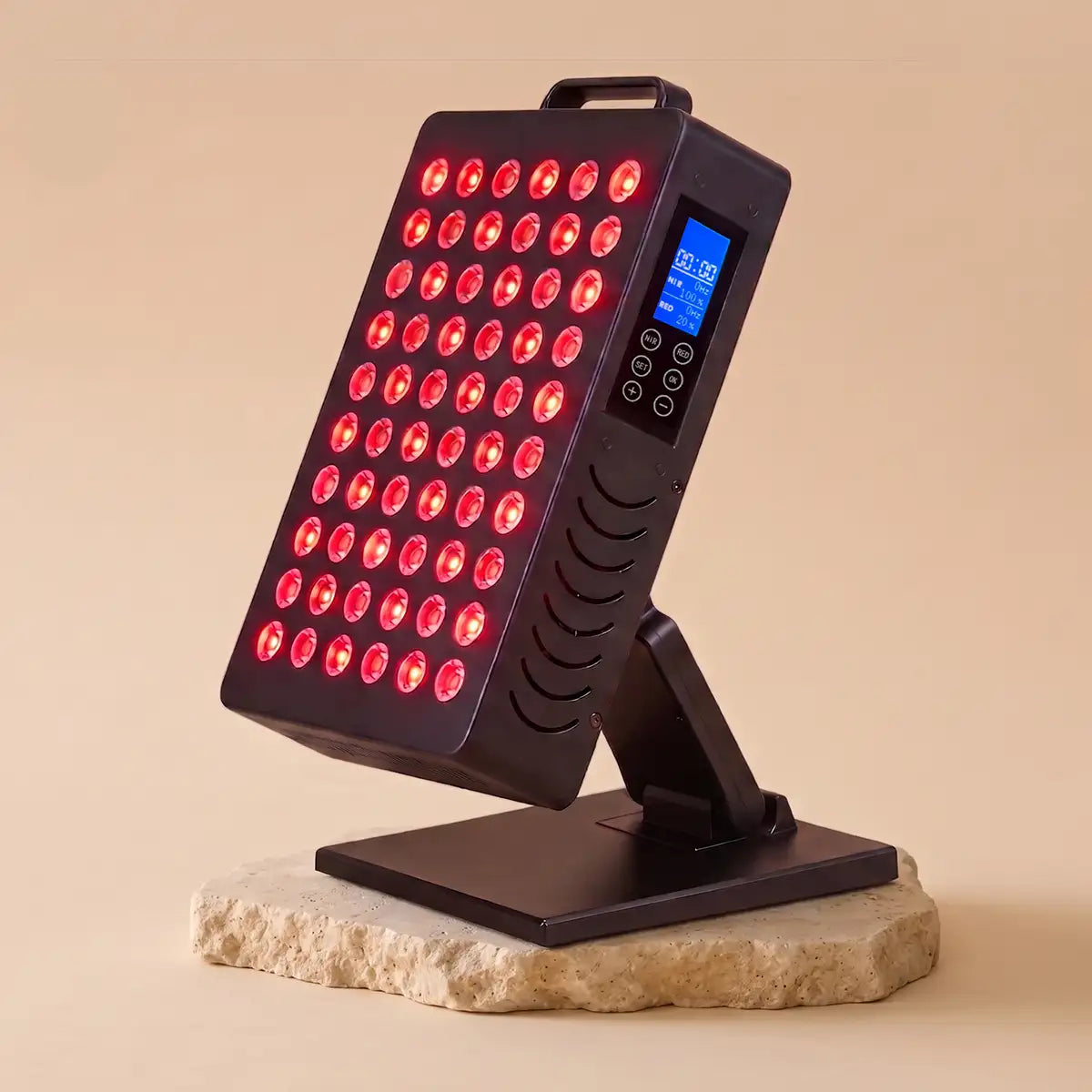 ARTZT neuro RED PULSE ONE Rotlichttherapie-Gerät auf Steinsockel vor hellem Hintergrund – Packshot mit Display und Bedienelementen (generiert mit KI)