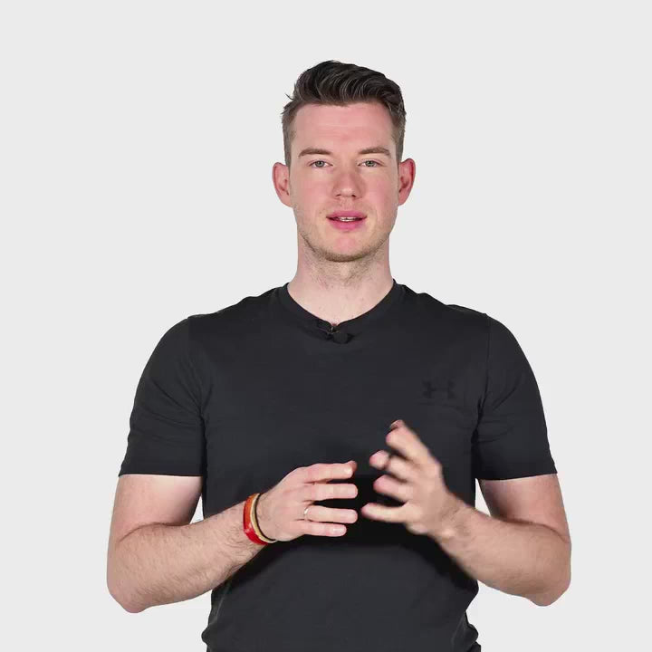 Ein Mann steht vor einem wen Hintergrund und hält den ARTZT neuro SoundVibe in der linken Hand.