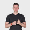 Ein Mann steht vor einem wen Hintergrund und hält den ARTZT neuro SoundVibe in der linken Hand.