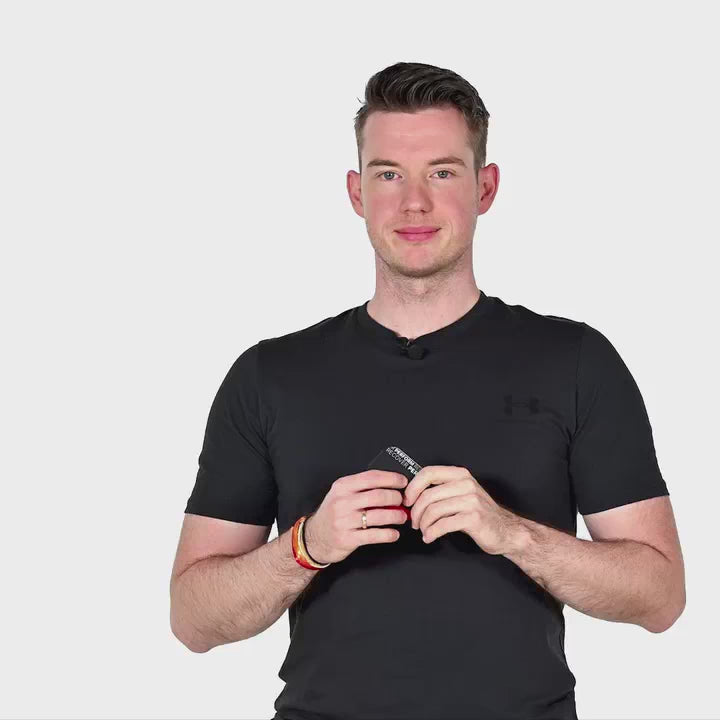 Ein Mann steht vor weißem Hintergrund und Hält ein ARTZT neuro Mouth Tape in beiden Händen.
