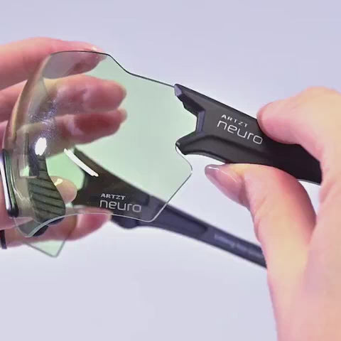 Zwei Hände zeigen, wie Bügel und Nasensteg an der ARTZT neuro Farbbrille Sport getauscht werden.