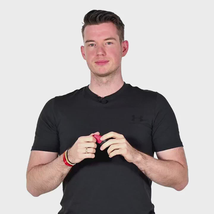 Ein Mann steht vor einem weißen Hintergrund und hält den ARTZT neuro Atemtrainer in beiden Händen.