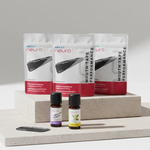 Produktaufnahme des ARTZT neuro Your Focus Breathing Set mit drei Packungen Mouth Tape Performance, zwei ätherischen Ölen (Lavendel und Zitrone) sowie einem einzelnen Mouth Tape auf hellen Steinplatten vor neutralem Hintergrund. SET-1018 #mengenrabatt_3 monate